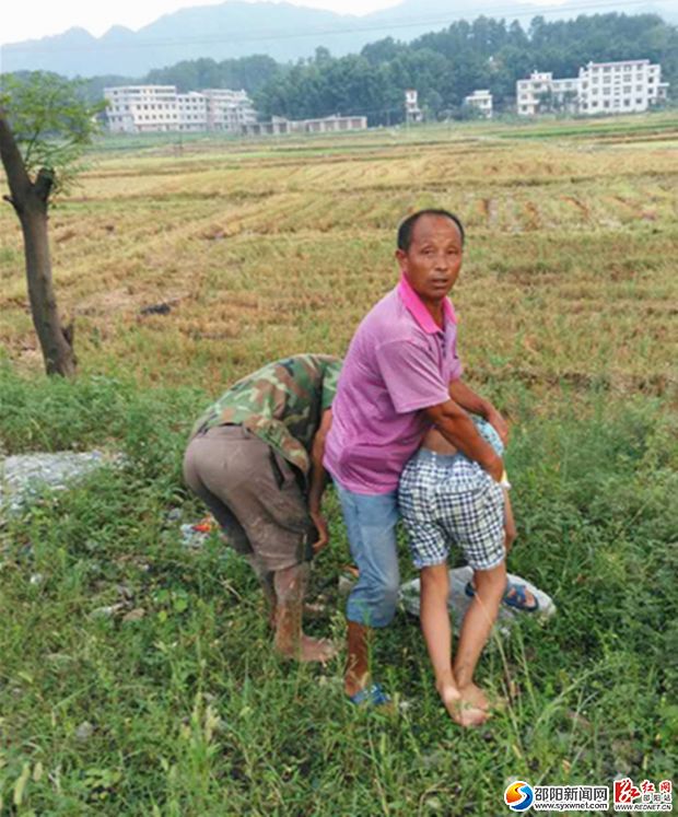 村民自發(fā)對溺水小孩進(jìn)行急救（村民拍攝）