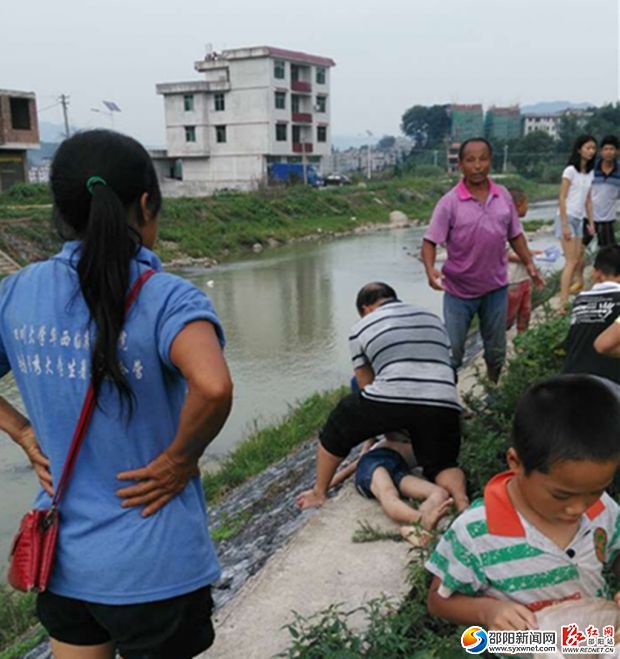 衛(wèi)生院鄒正中副院長給溺水小孩做心肺復(fù)蘇（村民拍攝）