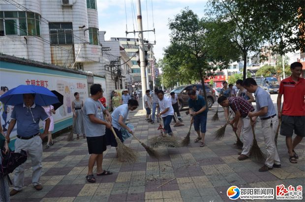 隆回縣教育局干部職工清掃街道