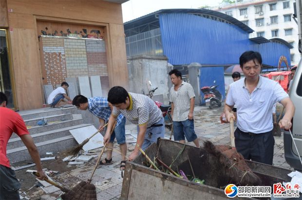 干部職工清掃建筑垃圾