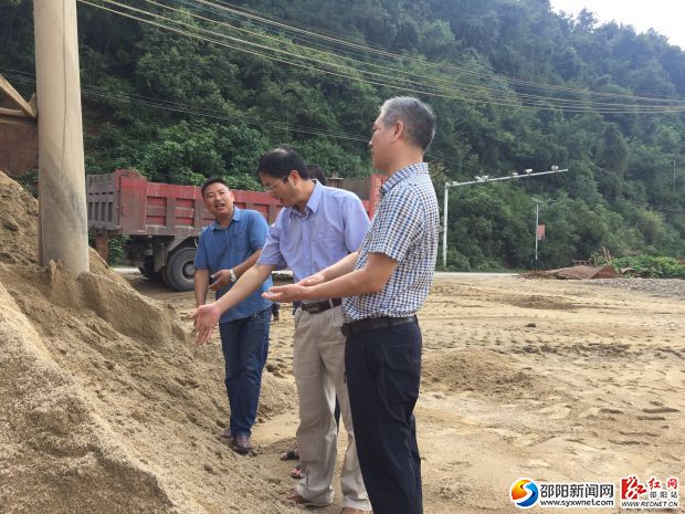 張蒲生主任在鵬城制沙廠現場察看制沙