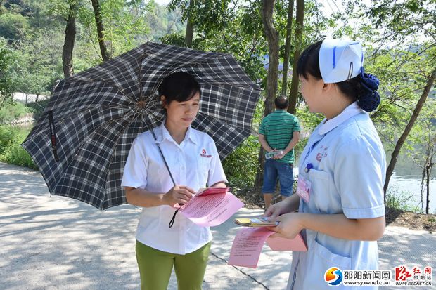 婦幼保健院向群眾發(fā)放宣傳資料1