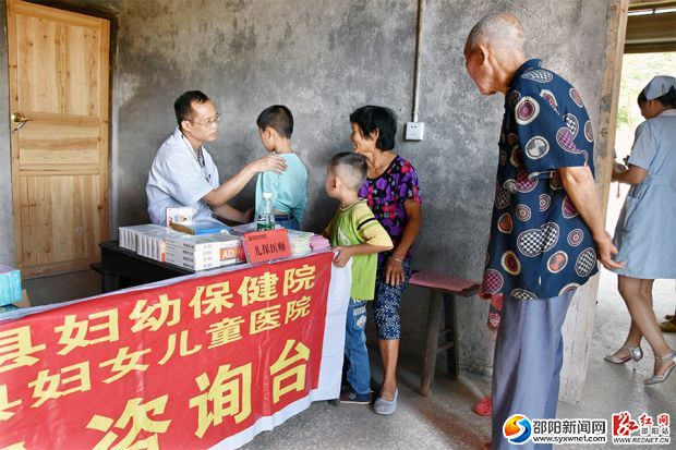 婦幼保健院兒科醫(yī)生正在為兒童看診