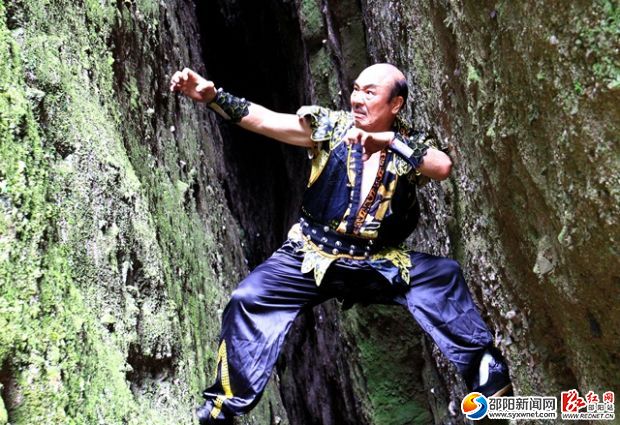 75岁的刘烈红在崀山的岩壁间表演岩鹰拳绝技（颜克明摄）