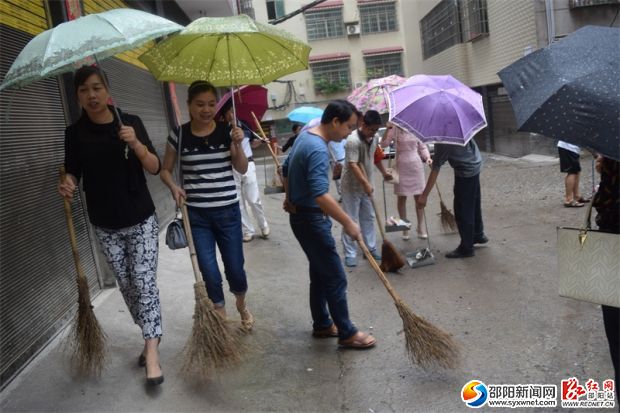 創(chuàng)文明衛(wèi)生縣城　干部職工冒雨清掃居民區(qū)