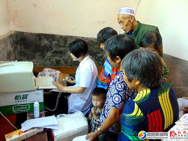 圖為少數民族老幼群眾在接受免費B超檢查