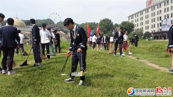 學(xué)生志愿者清掃方大公園