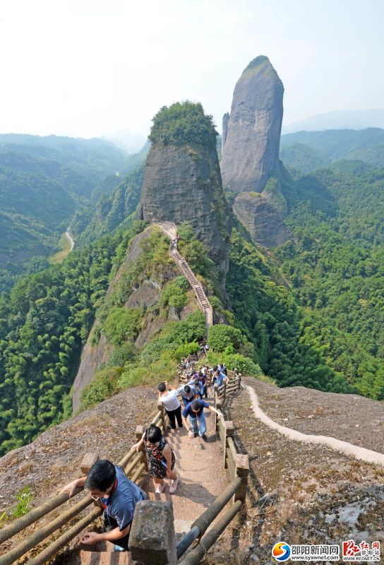 駱駝峰上好風(fēng)光，一覽群山小。