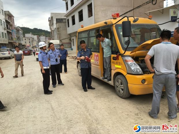 圖為山界中心幼兒園校車接受檢查 