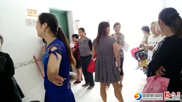 圖為農村婦女在等候做B超檢查