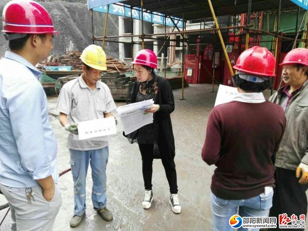 工作人員湖南華龍建筑工程有限公司工地進(jìn)行工傷保險(xiǎn)宣傳。