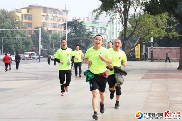 跑友們滿頭大汗但笑容滿面。