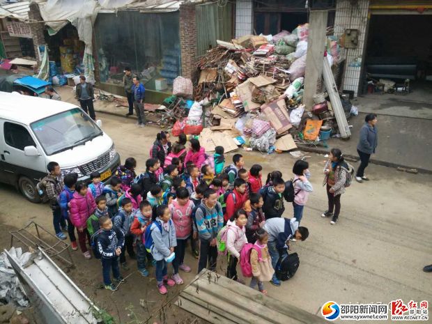 聯合執(zhí)法檢查組在轉運非法運營車輛上的學生