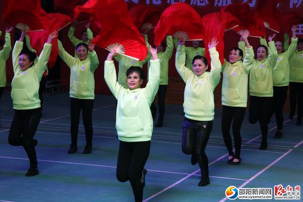 市文化馆老年艺术团和炫舞艺术团演出的舞蹈《文明舞起来》。