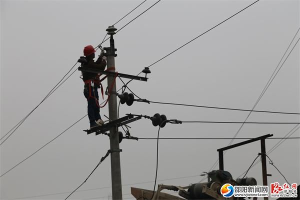 依法拆除非法采砂點變壓器等線路