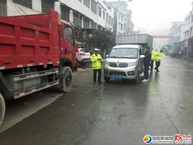 圖為工作人員對過往車輛進行檢查