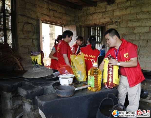 為困難戶送去米油