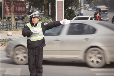 1月20日至春節(jié)，市區(qū)全體交警上路，為城區(qū)“疏堵保暢”。 羅哲明 攝