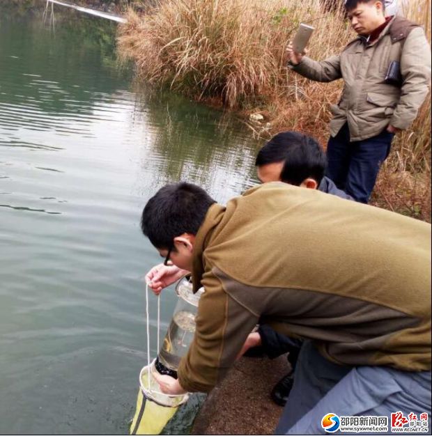 2月7日，省水科所工作人員在抽樣。