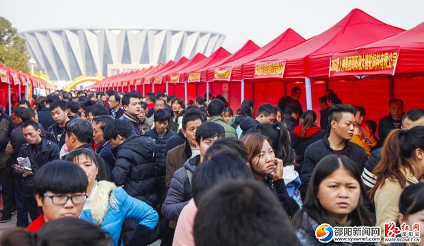 招聘會(huì)現(xiàn)場(chǎng)慕名趕來的市民都在認(rèn)真查看招聘記錄，選擇心儀的單位或企業(yè)去應(yīng)聘。