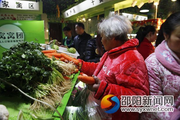 市民正在選購新鮮蔬菜。