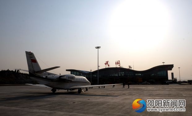 校驗飛機停在武岡機場