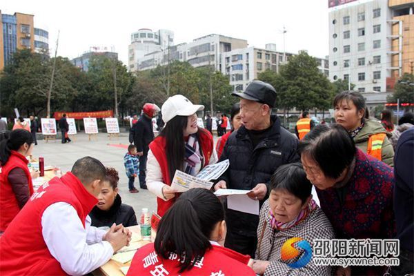 禁毒工作人員在街頭發(fā)放禁毒宣傳資料