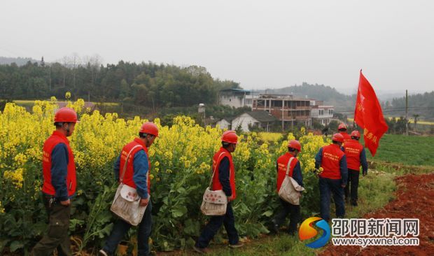 1邵陽(yáng)縣供電公司農(nóng)電黨員服務(wù)走進(jìn)田間地頭開(kāi)展學(xué)雷鋒活動(dòng)