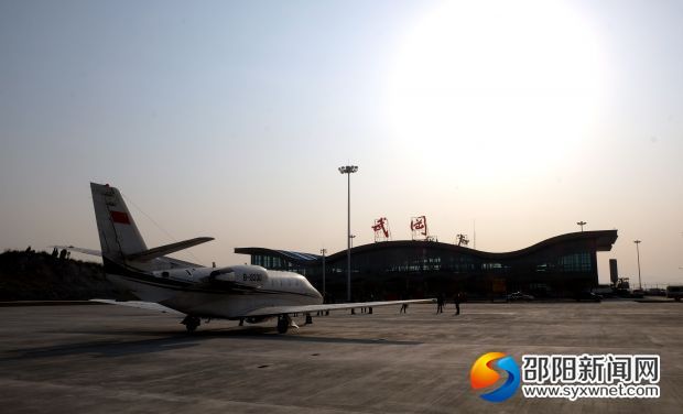 校驗飛機停在武岡機場。