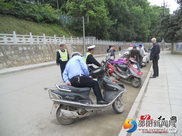 圖為4月18日交警正在縣城賽雙清公園路段查處“三無(wú)”摩托車(chē)副本