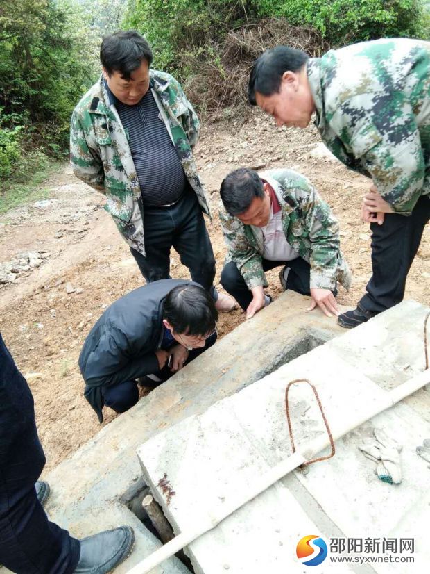 綏寧縣政法書記洪煜東、關(guān)峽鄉(xiāng)干部實地查看自來水工程建設(shè)