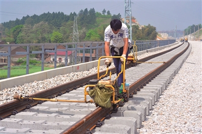 施工人員用機(jī)械將螺母擰緊。