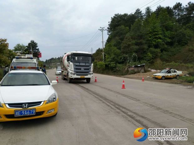 圖為對貨運車輛進行過磅檢查