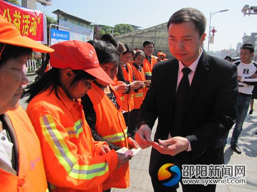 圖為隆回德銘醫(yī)院常務(wù)院長李國江在發(fā)放惠民愛心體檢卡