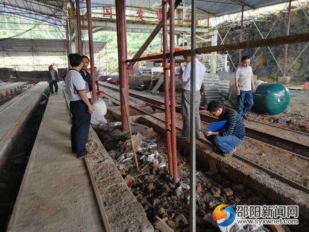 荷香橋鎮(zhèn)工作人員正在進(jìn)行安全生產(chǎn)全方位大排查