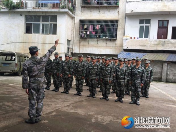 圖二 民兵進行隊列訓(xùn)練