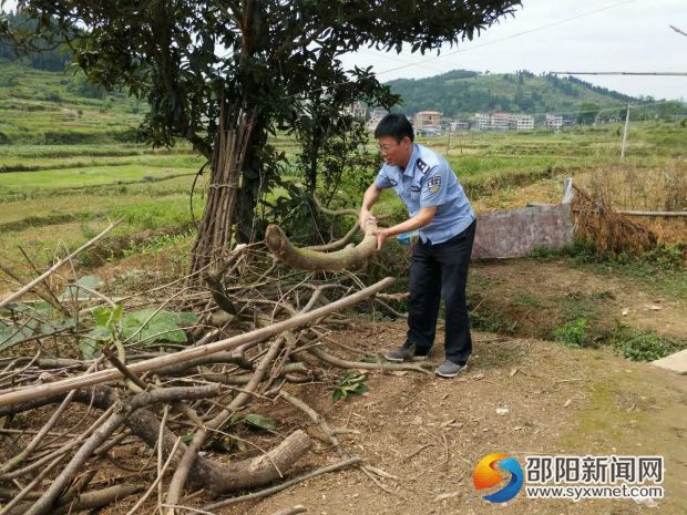 大隊(duì)長廖仁平同志與貧困戶親切交談