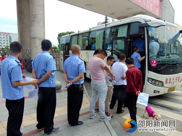 圖為縣交警大隊等單位干部職工排隊獻(xiàn)血