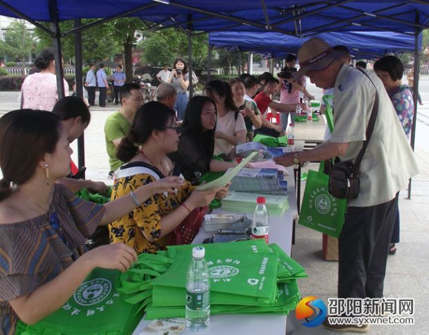 為群眾免費發(fā)放宣傳資料