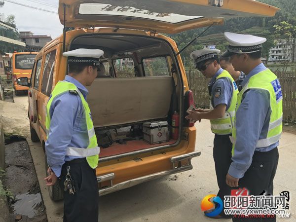 檢查車輛消防安全設備配置情況