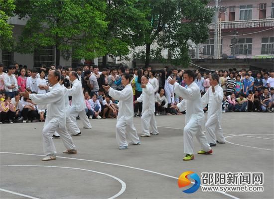 圖為大成拳教練與教師演練現(xiàn)場10