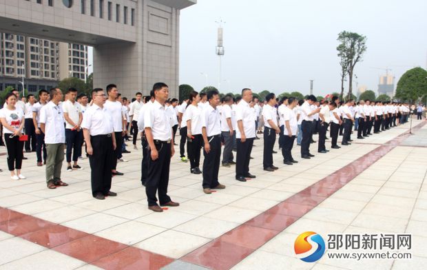 在市國土資源技術(shù)服務(wù)保障大樓前，市國土資源局黨組書記、局長李桂楚帶領(lǐng)全體領(lǐng)導(dǎo)及干部職工在國旗前莊嚴(yán)宣誓。 