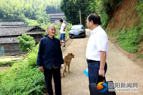 袁景甫與脫貧戶談話了解其生活狀況