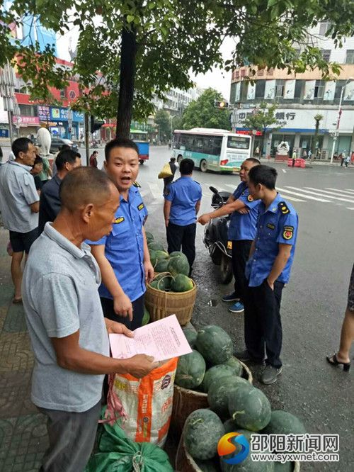 執(zhí)法人員正在引導廣大瓜農(nóng)進入規(guī)范點售賣自產(chǎn)西瓜