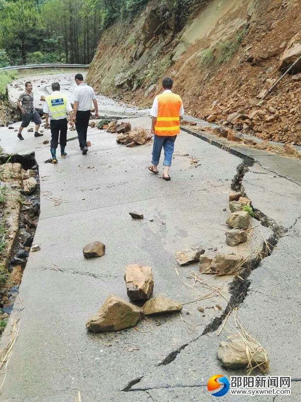 綏寧洪水沖垮路基，導(dǎo)致路面下沉。