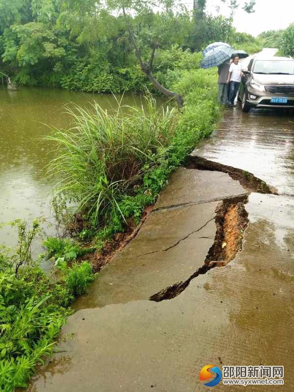 邵陽縣塘渡口鎮(zhèn)干部現(xiàn)場處置海棠村道路垮塌險情