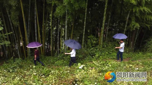 邵陽縣、鎮(zhèn)干部冒雨行進(jìn)，一線督導(dǎo)防汛工作