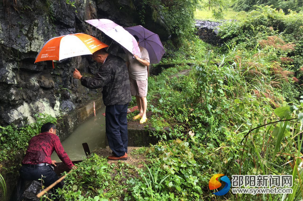 圖為紅旗站工作人員在泄水分流    圖片提供：李冬