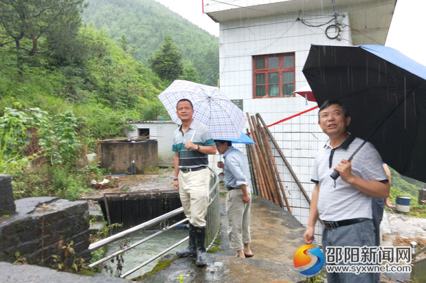 圖為局督導組在紅旗云里坳分水閘檢查閘門運行情況