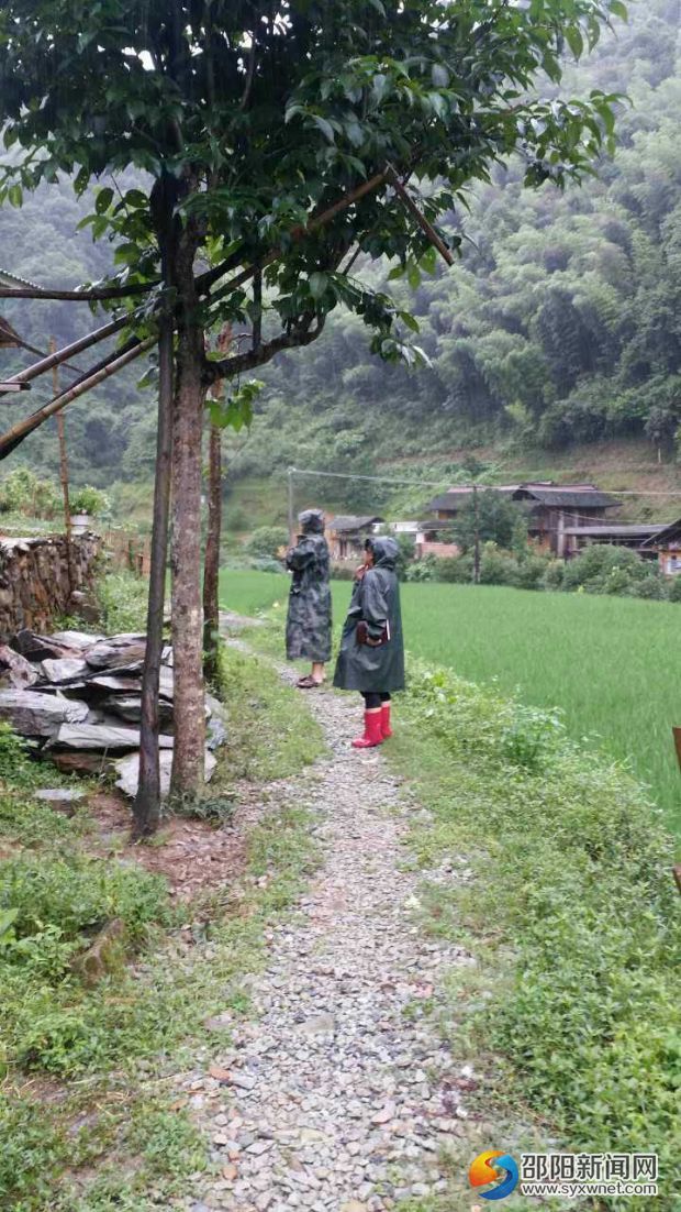 鄉(xiāng)村干部冒雨查看災(zāi)情